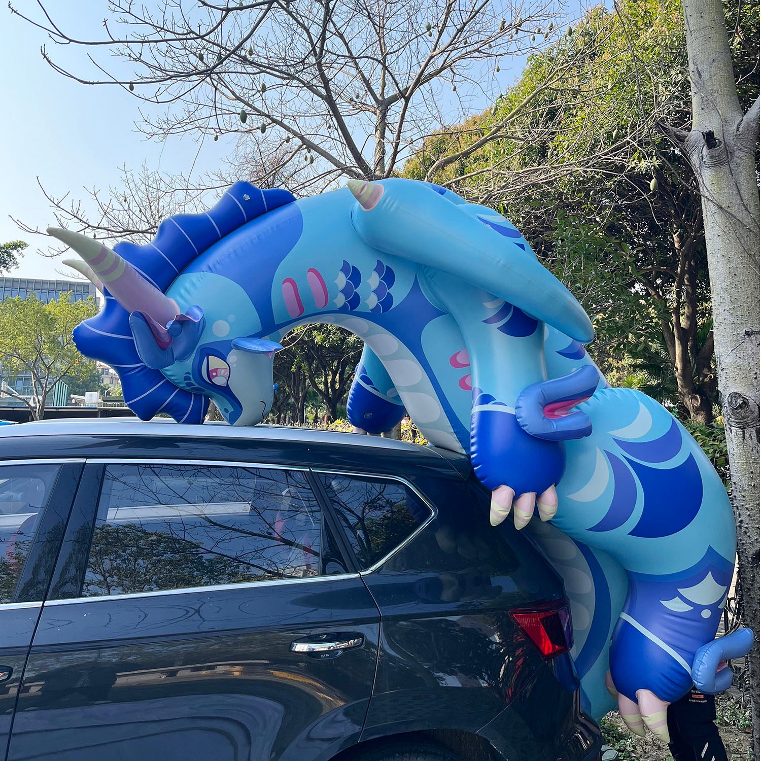 Blue dragon lounging shaped inflatable climb on the car